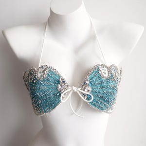 Reggiseno con strass e onde blu del mare, cucito a mano, top gioiello per il corpo, abbigliamento per festival e rave.