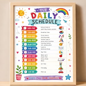 Puede incluir: Un horario diario enmarcado para niños con un arcoíris colorido, un sol y varios iconos. El texto dice OUR DAILY SCHEDULE y enumera actividades por hora de 6:00 a 17:00 con ilustraciones correspondientes como libros, comida y juguetes.