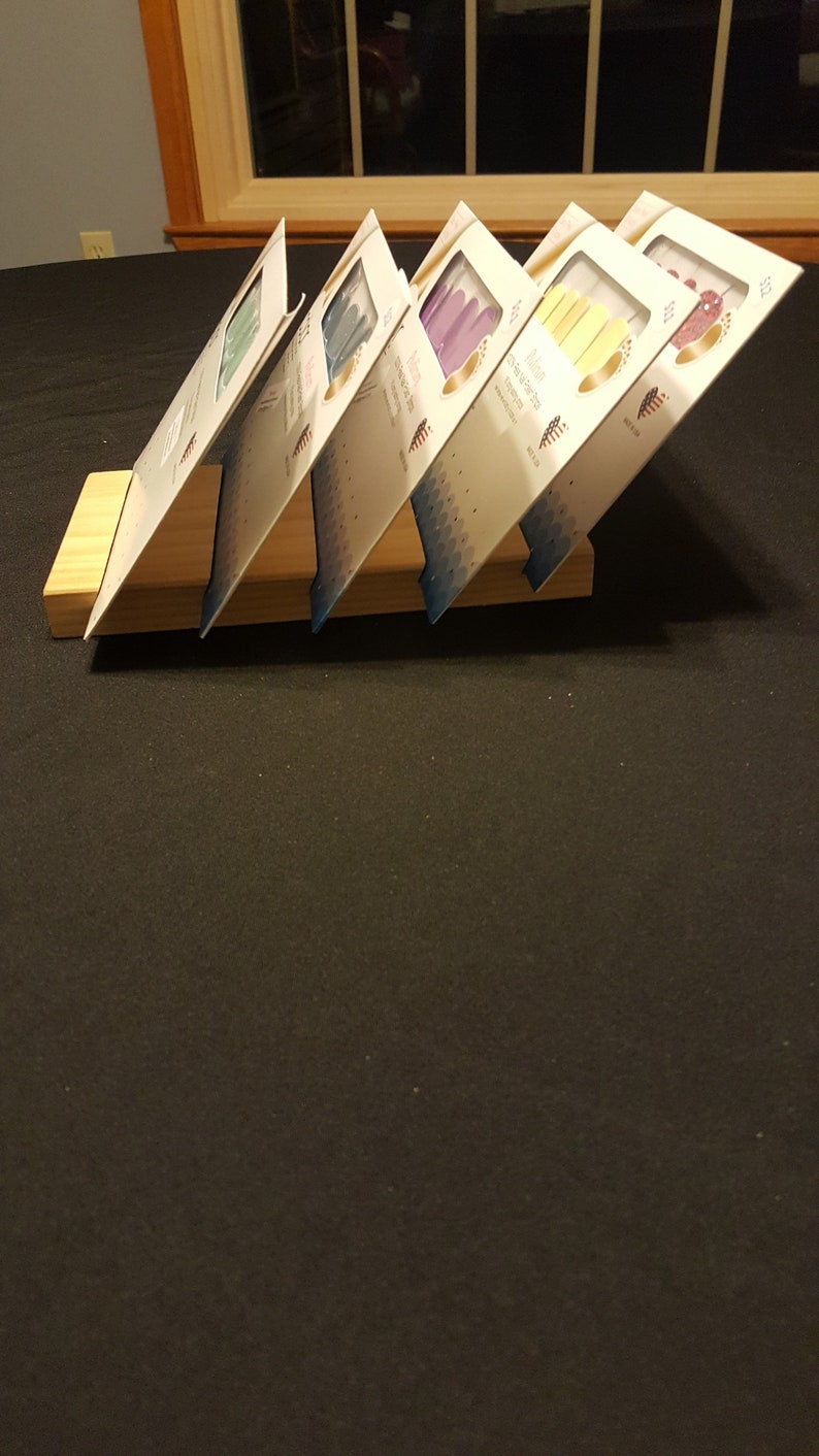 Pu&ograve; includere: Un cartello in legno rustico con la scritta "Welcome to our home" in lettere bianche. Il cartello presenta una finitura invecchiata e un design semplice e invitante, ideale per l'arredamento della porta d'ingresso.