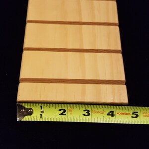 Pu&ograve; includere: Un set di tre ciotole impilabili in ceramica con una glassa screziata color crema. Le ciotole variano di dimensioni, con la pi&ugrave; grande che misura circa 15 cm di diametro. Ogni ciotola ha una forma arrotondata e un design semplice e minimalista.