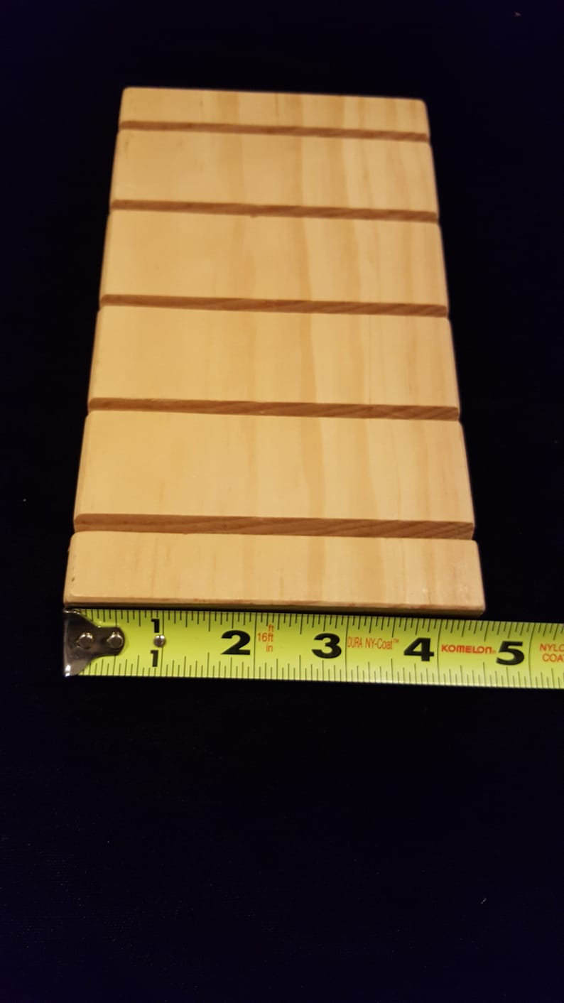 Pu&ograve; includere: Un set di tre ciotole impilabili in ceramica con una glassa screziata color crema. Le ciotole variano di dimensioni, con la pi&ugrave; grande che misura circa 15 cm di diametro. Ogni ciotola ha una forma arrotondata e un design semplice e minimalista.