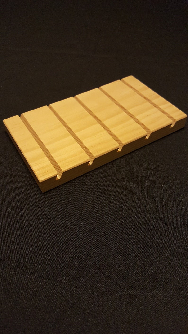Pu&ograve; includere: Un set di tre tazze in ceramica con finitura opaca e macchiettata. Le tazze sono in tonalit&agrave; di grigio, bianco e nero. Ogni tazza ha un design semplice e moderno, perfetto per caff&egrave; o t&egrave;. Le tazze sono impilate.