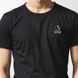 Offrid Streetwear T-shirt: Hoodad figurgrafiktröja bild 7