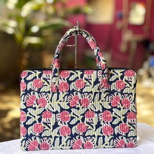 Handgefertigte gesteppte Laptoptasche - Pink Floral auf Navy | 17 ”Baumwollärmel | Boho indischen Geschenk | Bunte Ethnische Bürotasche
