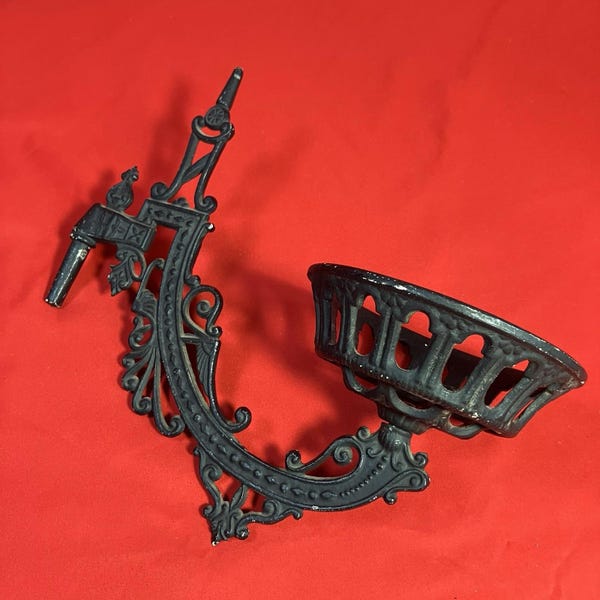Lámpara de aceite de queroseno con brazo oscilante antiguo y soporte de pared, de hierro fundido ornamentado y giratoria