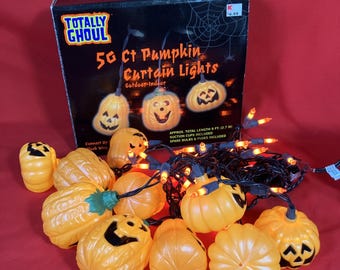 1 - Cortina de luces Totally Ghoul de 50 luces con 10 calabazas Jack O' Lantern / 2,74 m / Defecto