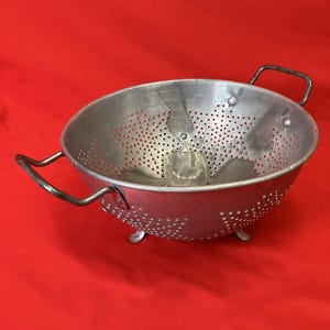 Vintage Star Colander / 9" / Aluminum / Strainer / Handles / Farmhouse Decor