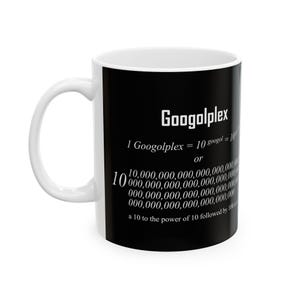 Può includere: Una tazza in ceramica bianca con esterno nero che presenta il testo bianco Googolplex, l'equazione matematica 1 Googolplex = 10 googol = 10^10^100, la parola or, un grande 10 con un lungo esponente di zeri e il testo a 10 to the power of 10 followed by 100 zeros.
