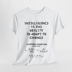 Op de afbeelding: Wit T-shirt met zwarte tekst die "1N73LL1G3NC3 15 7H3 4B1L17Y 70 4D4P7 70 CH4NG3 -573PH3N H4WK1NG (1942-2018) ΠΑΚ he³ S = T= 2hG 8πGk BM GK GAR Designs" luidt.