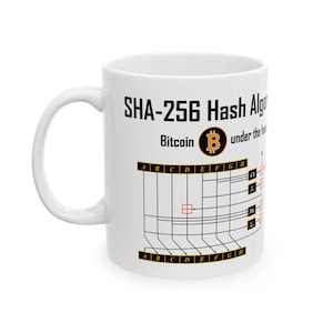 Peut inclure: Une tasse en céramique blanche avec un motif noir et orange. La tasse présente un schéma de l'algorithme de hachage SHA-256, un logo Bitcoin et le texte "SHA-256 Hash Algorithm Bitcoin under the hood".