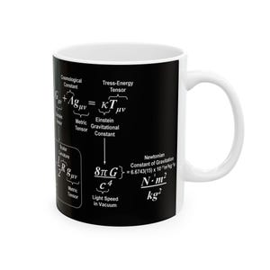 Può includere: Una tazza in ceramica bianca con sfondo nero che presenta un diagramma delle equazioni di campo di Einstein, tra cui la costante cosmologica, il tensore energia-impulso, il tensore metrico e la costante gravitazionale newtoniana. Le equazioni sono scritte in bianco su sfondo nero.