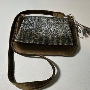 Crossbody with detachable shoulder strap