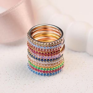 Halbe Ewigkeit Stapelbarer Birthstone Ringe, maßgeschneiderte Mutter Ring, personalisierte Geschenke, Half Infinity Birthstone Ring, Geschenk für Muttertag