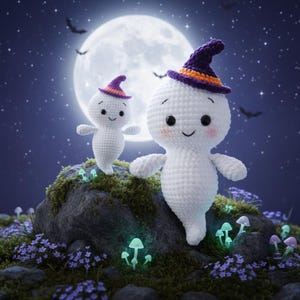 Peut inclure: Deux figurines de fantômes crochetées en blanc avec des yeux en perles noires et des joues roses. Chaque fantôme porte un petit chapeau de sorcière violet avec une bande orange. Les fantômes sont posés sur un rocher sombre entouré de champignons lumineux.