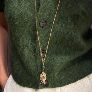 Colgante de pez de jaspe dálmata natural — Cadena extralarga chapada en oro de 18k — Collar ajustable de 3 longitudes