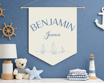 Fanion personnalisé pour chambre de bébé voilier, bannière nautique avec nom personnalisé pour enfants, décoration murale de bateau pour chambre de bébé côtière, drapeau de bébé beige et bleu