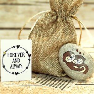 Delizioso regalo di anniversario di matrimonio con lontre per lei. Grazioso regalo personalizzato per il marito. Biglietto d'amore per la moglie. Graziosa coppia di lontre
