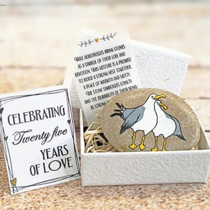 Presente de amor personalizado • Pedra de aniversário de albatroz • Lembrança pintada à mão • Caixa personalizada com cartão e história