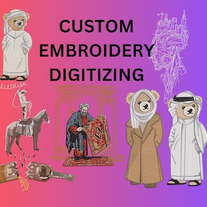 Puede incluir: Un diseño de bordado digital que presenta una variedad de imágenes, incluyendo un oso de peluche, un vaquero montando un caballo, un hombre con una túnica sosteniendo una alfombra y una ciudad. El texto "CUSTOM EMBROIDERY DIGITIZING" se muestra en letras grandes y en negrita.