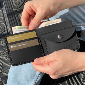 Cartera de cuero minimalista personalizada negra para hombre, accesorios de cuero hechos a mano para él, linda billetera con forma de libro personalizada, regalo de cumpleaños único
