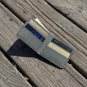 Personalisierte minimalistische Leder Herren Geldbörse, handgefertigte Lederaccessoires für ihn, Benutzerdefinierte Buch Niedliche Geldbörse, Einzigartiges Geburtstagsgeschenk für Papa