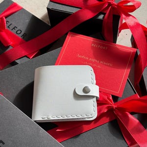 Cartera de cuero minimalista personalizada para mujer, accesorios de cuero hechos a mano para ella, linda billetera con forma de libro personalizada, regalo de cumpleaños único para mamá
