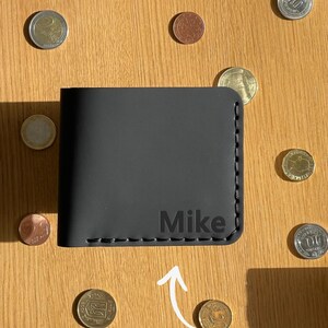 Cartera de cuero minimalista personalizada negra para hombre, accesorios de cuero hechos a mano para él, linda billetera con forma de libro personalizada, regalo de cumpleaños único