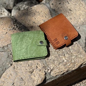 Cartera de cuero minimalista personalizada para hombre, accesorios de cuero hechos a mano para él, linda billetera con forma de libro personalizada, regalo de cumpleaños único para papá