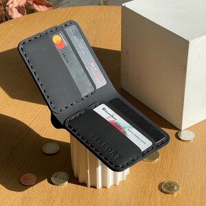 Schwarze personalisierte minimalistische Leder Herren Geldbörse, handgefertigte Lederaccessoires für ihn, Benutzerdefinierte Buch Niedliche Geldbörse, einzigartiges Geburtstagsgeschenk