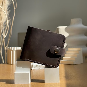 Cartera de cuero minimalista personalizada para hombre en color marrón, accesorios de cuero hechos a mano para él, linda billetera con forma de libro personalizada, regalo de cumpleaños único