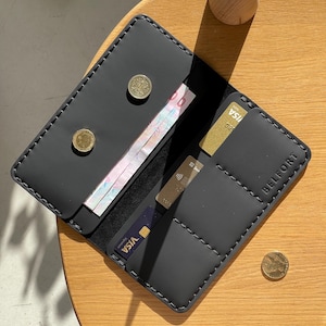 Schwarze Leder Herren Brieftasche, personalisierte Rucksack Geldbörse, Reise-Zubehör, Bargeld Umschlag Kupplung, Geschenk für ihn Papa Vater Jungen Scheckheft Cover