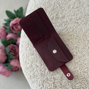 Cartera de cuero personalizada color burdeos para mujer: cartera minimalista hecha a mano, cartera delgada grabada a medida, regalo de cumpleaños único para ella, estilo