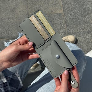 Graue personalisierte minimalistische Leder Herren Geldbörse, handgefertigte Lederaccessoires für ihn, Benutzerdefinierte Buch Niedliche Geldbörse, einzigartiges Geburtstagsgeschenk