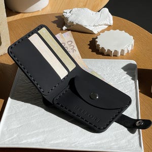 Schwarze personalisierte minimalistische Leder Herren Geldbörse, handgefertigte Lederaccessoires für ihn, Benutzerdefinierte Buch Niedliche Geldbörse, einzigartiges Geburtstagsgeschenk