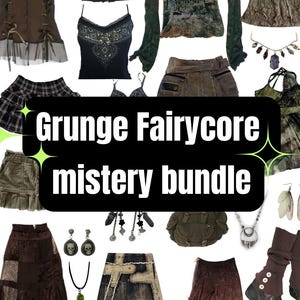 Może przedstawiać: Kolekcja ubrań w stylu grunge i fairycore, w tym topy, spódnice i spodnie w odcieniach brązu, zieleni i czerni. Obraz przedstawia różnorodne faktury i style, z koronką, patchworkiem i postarzanymi detalami. Tekst na zdjęciu brzmi "Grunge Fairycore mystery bundle."
