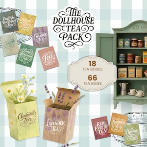 Puede incluir: Una ilustración caprichosa de un juego de té para casa de muñecas. La imagen presenta cajas de té en miniatura, bolsitas de té y un armario lleno de pequeños alimentos. El texto dice "The Dollhouse Tea Pack" con 18 cajas de té y 66 bolsitas.