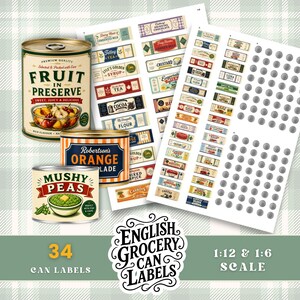 Puede incluir: Una colección de etiquetas de latas y mini latas de estilo vintage. Las etiquetas presentan varios productos alimenticios como frutas, guisantes y mermelada de naranja. La imagen incluye el texto "English Grocery Can Labels" y "34 Can Labels".