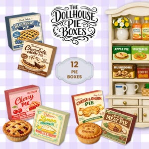 Può includere: Una collezione di scatole di torte in miniatura con vari gusti, tra cui mirtilli, crema al cioccolato, ciliegia, meringa al limone, formaggio e cipolla e torta di carne salata. Le scatole sono disposte con una mensola in miniatura e il testo "The Dollhouse Pie Boxes".