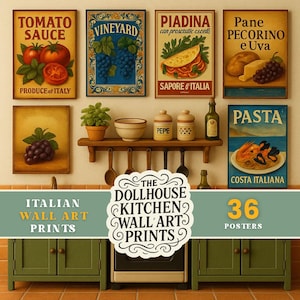 Puede incluir: Una colección de impresiones de arte mural con temática de cocina italiana. Las impresiones presentan ilustraciones de estilo vintage de tomates, uvas, pasta y otros alimentos italianos. Se muestran sobre un mueble verde.