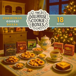 Puede incluir: Una escena navideña con cajas de galletas en miniatura, té y galletas. La escena incluye cajas etiquetadas como "Shortbread", "Cocoa" y "Reindeer Cookies". Una tetera, una taza de té y platos de galletas están dispuestos sobre una mesa. El texto dice "The Dollhouse Cookie Boxes."