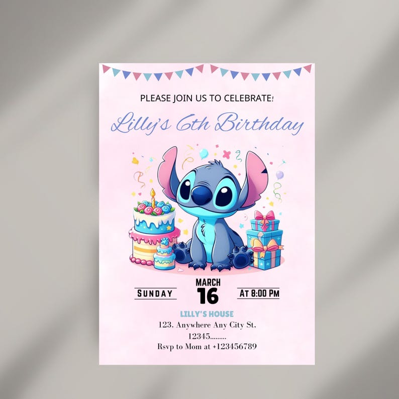 Pu&ograve; includere: Un invito di compleanno rosa e blu con un personaggio di cartone animato Stitch che tiene una torta e dei regali. L'invito dice "Unisciti a noi per festeggiare! Il 6&deg; compleanno di Lilly" e include la data, l'ora e il luogo della festa.