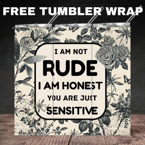 Puede incluir: Un vaso de acero inoxidable con un dise&ntilde;o floral en negro y crema. El vaso presenta el texto "I AM NOT RUDE I AM HONEST YOU ARE JUST SENSITIVE" en un rect&aacute;ngulo blanco redondeado. El vaso tiene una pajita transparente.