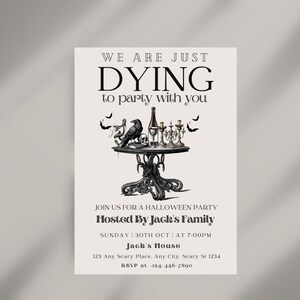 Puede incluir: Invitaci&oacute;n a una fiesta de Halloween con un dise&ntilde;o vintage. La invitaci&oacute;n presenta una mesa con un cuervo, una calavera y velas. El texto dice "WE ARE JUST DYING to party with you" y los detalles de la fiesta de Halloween de Jack.