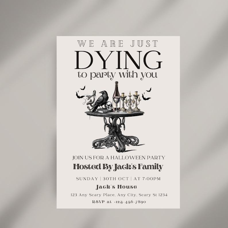 Puede incluir: Invitaci&oacute;n a una fiesta de Halloween con un dise&ntilde;o vintage. La invitaci&oacute;n presenta una mesa con un cuervo, una calavera y velas. El texto dice "WE ARE JUST DYING to party with you" y los detalles de la fiesta de Halloween de Jack.
