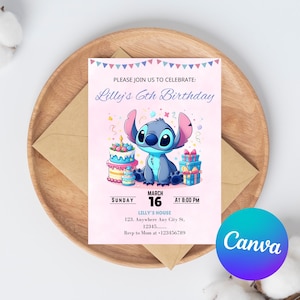 Pu&ograve; includere: Un invito di compleanno rosa con un personaggio di cartone animato Stitch di Lilo & Stitch. L'invito dice "Unisciti a noi per festeggiare: Il 6&deg; compleanno di Lilly" e include i dettagli per la festa, tra cui la data, l'ora e il luogo.