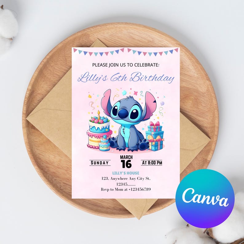 Pu&ograve; includere: Un invito di compleanno rosa con un personaggio di cartone animato Stitch di Lilo & Stitch. L'invito dice "Unisciti a noi per festeggiare: Il 6&deg; compleanno di Lilly" e include i dettagli per la festa, tra cui la data, l'ora e il luogo.