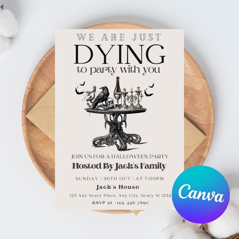 Puede incluir: Invitaci&oacute;n a una fiesta de Halloween con el texto "WE ARE JUST DYING to party with you". La invitaci&oacute;n presenta una mesa con un cuervo, una calavera y velas. Organizada por la familia Jack. RSVP al +123-456-7890.