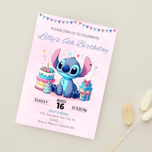 Pu&ograve; includere: Un invito di compleanno rosa con un personaggio di Stitch dei cartoni animati che tiene una torta e dei regali. L'invito dice "Unisciti a noi per festeggiare! Il 6&deg; compleanno di Lilly" e include la data, l'ora e il luogo della festa.