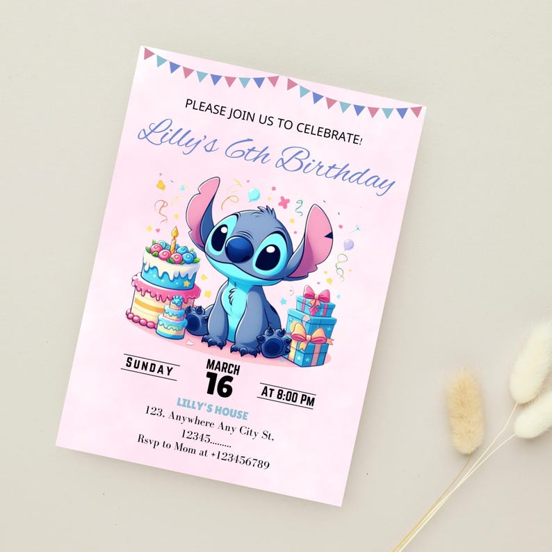 Pu&ograve; includere: Un invito di compleanno rosa con un personaggio di Stitch dei cartoni animati che tiene una torta e dei regali. L'invito dice "Unisciti a noi per festeggiare! Il 6&deg; compleanno di Lilly" e include la data, l'ora e il luogo della festa.