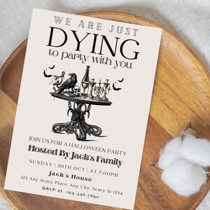 Puede incluir: Invitaci&oacute;n a una fiesta de Halloween con el texto "WE ARE JUST DYING to party with you". La invitaci&oacute;n presenta una mesa con un cuervo, una calavera y velas. La invitaci&oacute;n est&aacute; organizada por Jack's Family.